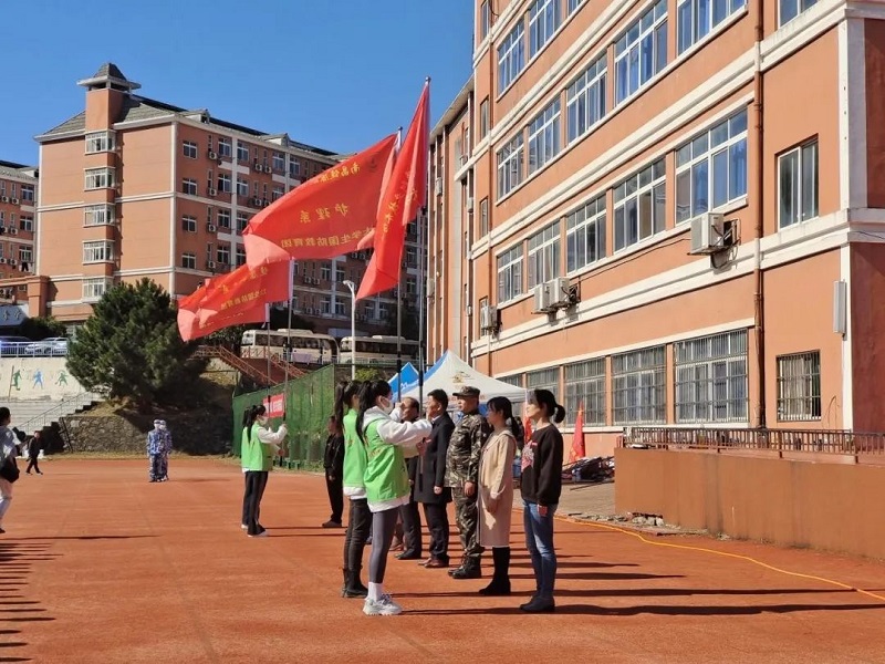 四系學工負責人授營旗.jpg