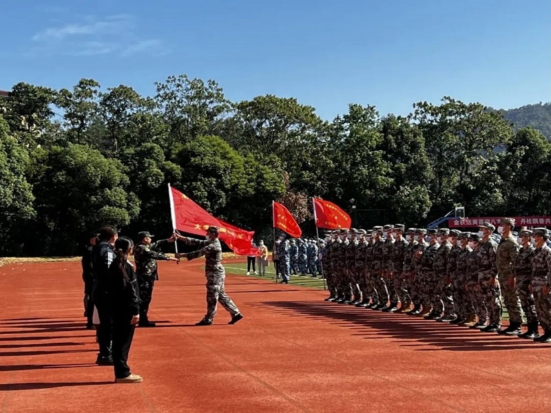 教官上臺接旗.jpg